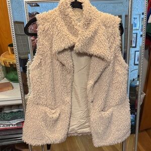 Very soft, super cute two button snap with pockets cream/light tan furry vest